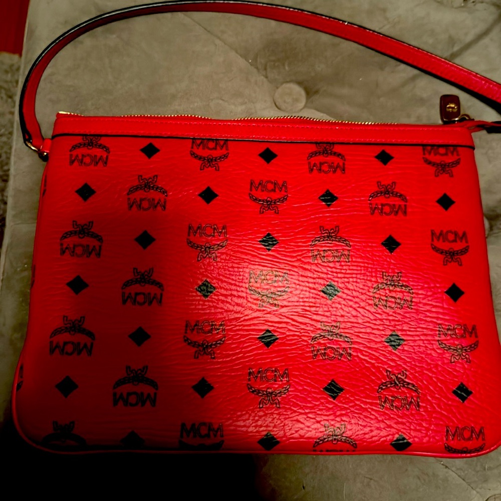 Adorable MCM tote bag over the shoulder or just toe